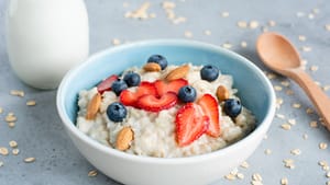 Photo of a bowl of porridge oats