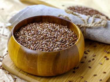 Photo of wooden bowl filled with whole flaxseed